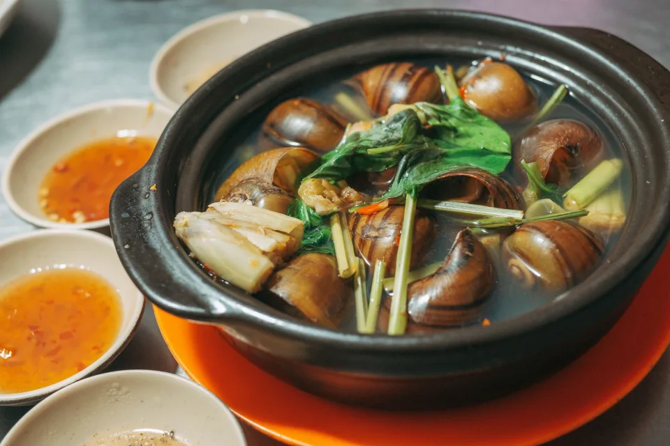 Đầu bếp đang chuẩn bị món
